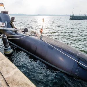 Das U-Boot "U35" liegt während der Zeremonie seiner Indienststellung am 23.03.2015 in Eckernförde