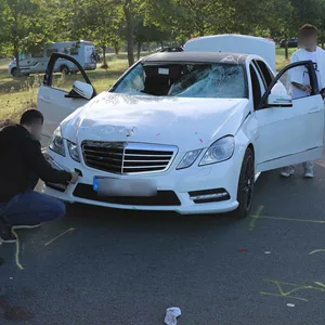 Im Norden: Mercedes rast in Menschngruppe – Fünf Verletzte