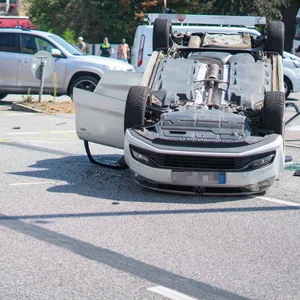 Ein Fahrzeug ist nach einem Unfall an einer Kreuzung in Wandsbek auf dem Dach gelandet.