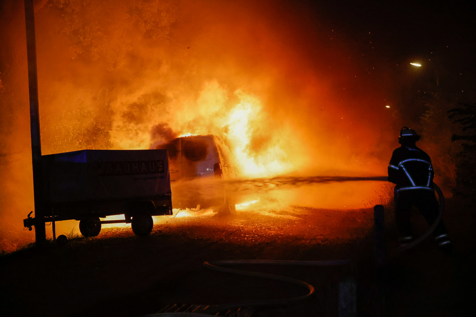 Ein Transporter steht an der Straße Weidkoppel in Hamburg-Bramfeld in Flammen.