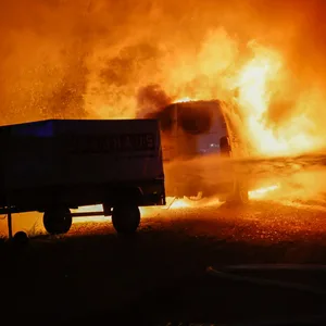 Ein Transporter steht an der Straße Weidkoppel in Hamburg-Bramfeld in Flammen.