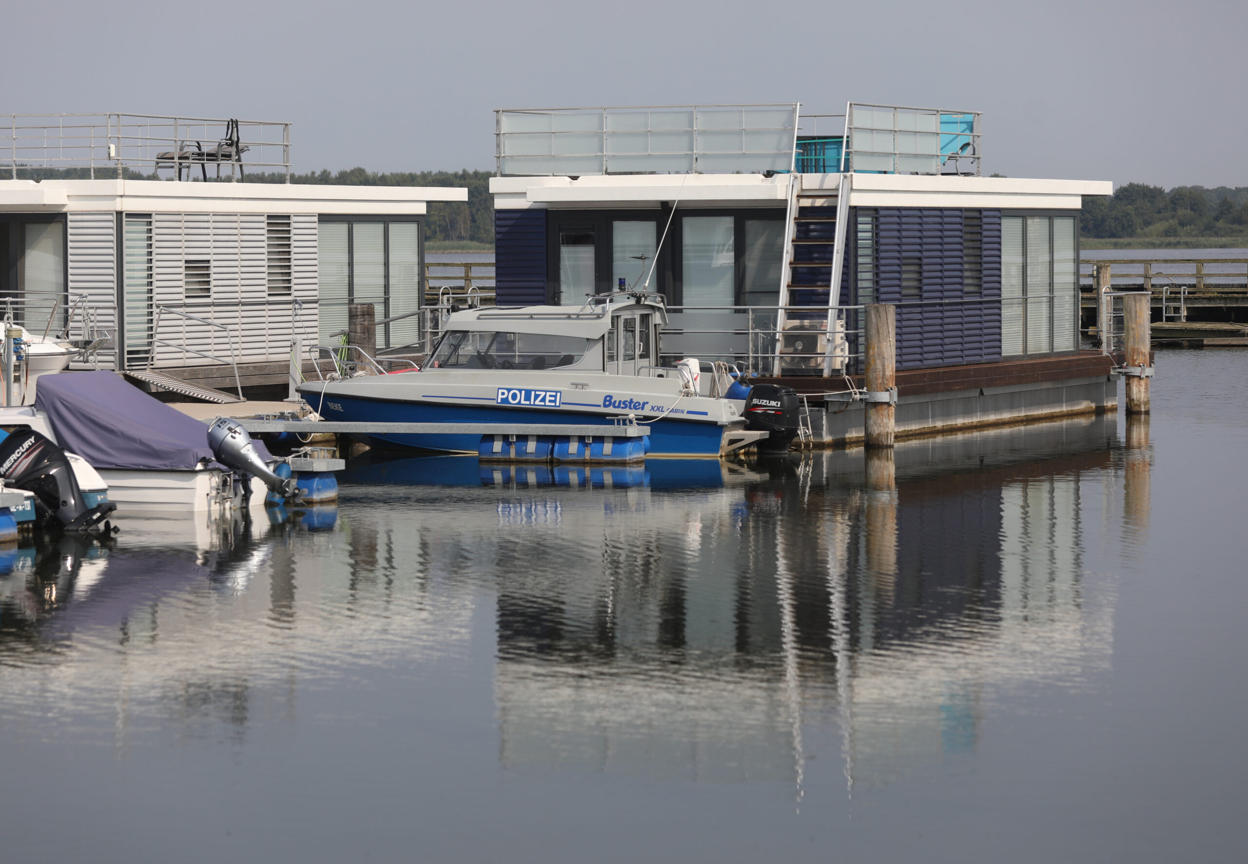 Ein Polizeiboot liegt am Mittwoch im Hafen von Ribnitz-Damgarten.