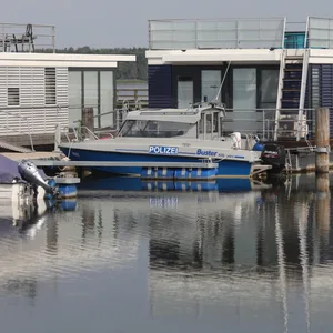 Ein Polizeiboot liegt im Hafen von Ribnitz-Damgarten.