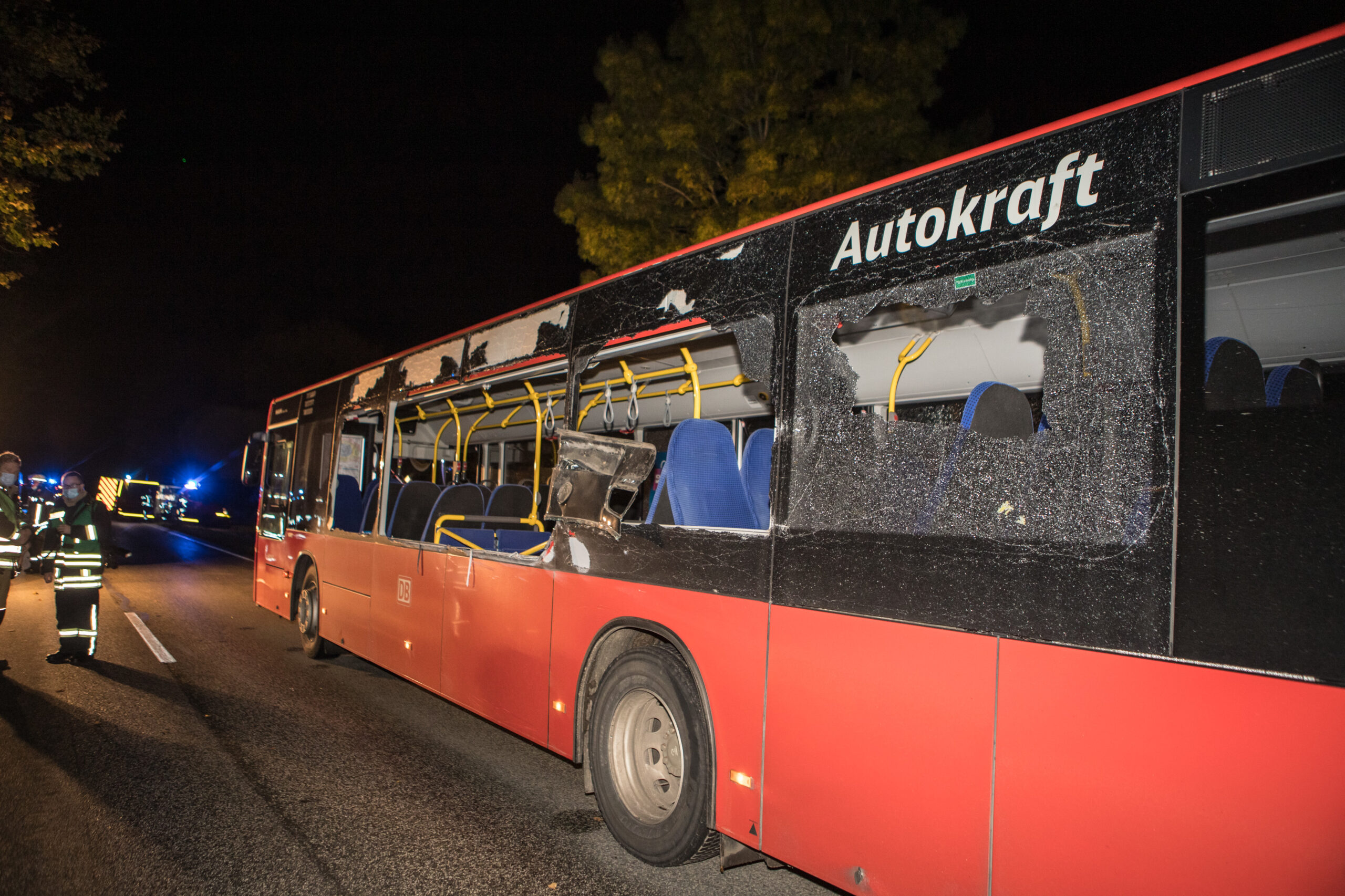 Bei einem Unfall zwischen einem Bus und einem Auto im Kreis Segeberg 2020 kam eine Jugendliche ums Leben.