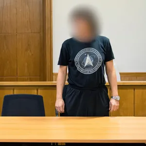 Der selbsternannte „Commander“ erschien mit seinem Anwalt vor dem Landgericht in Oldenburg.