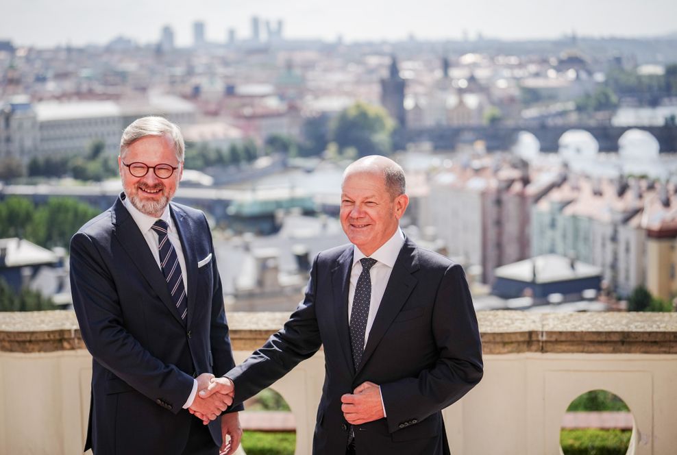 Bundeskanzler Olaf Scholz (SPD) wird von Petr Fiala (l.), Ministerpräsident von Tschechien, empfangen.