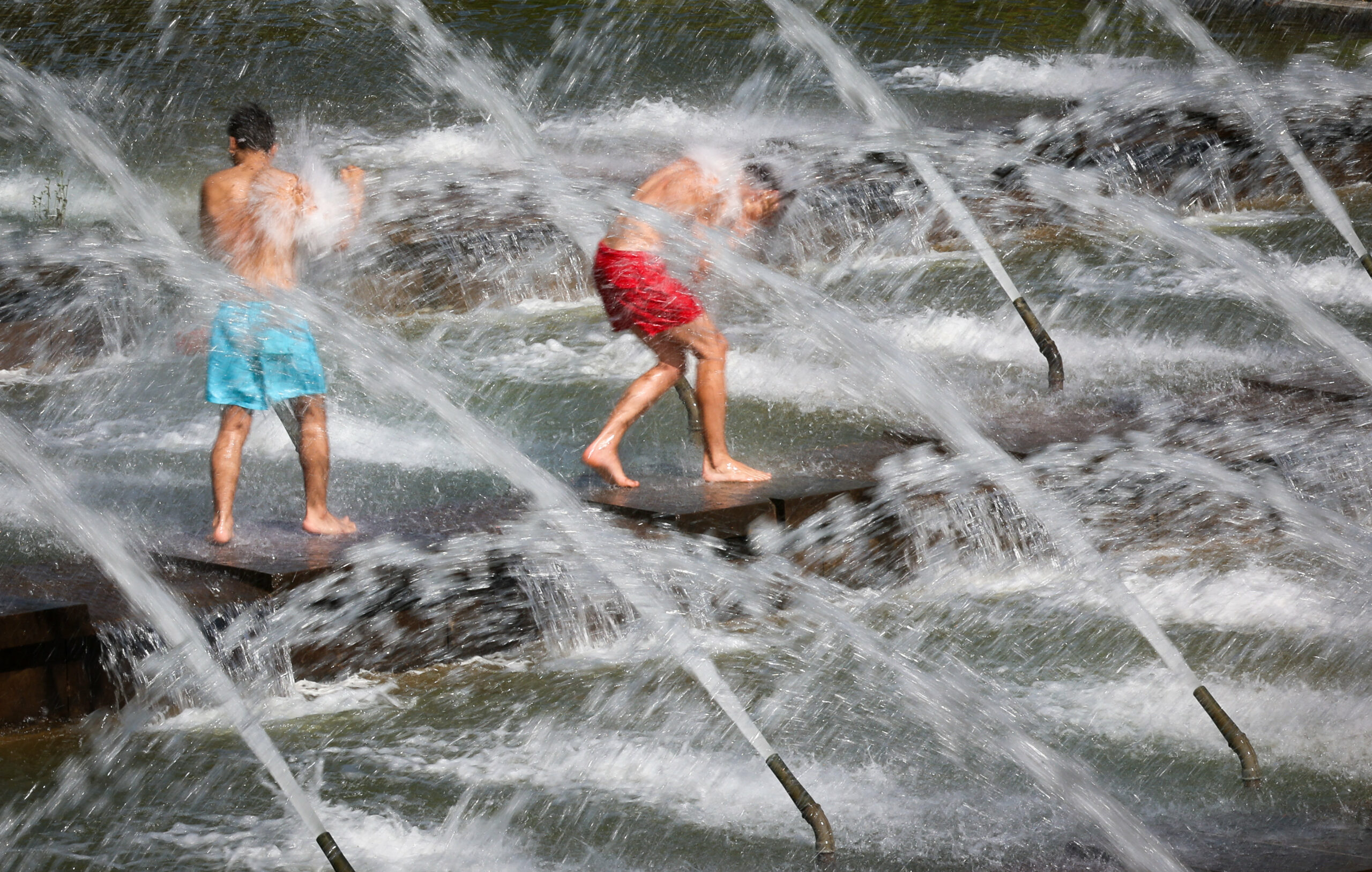 Jungen im Wasser bei Planten un Blumen