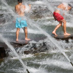 Jungen im Wasser bei Planten un Blumen