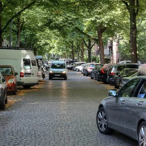 Das Bild in der Husumer Straße ist vor allem von parkenden Autos geprägt.