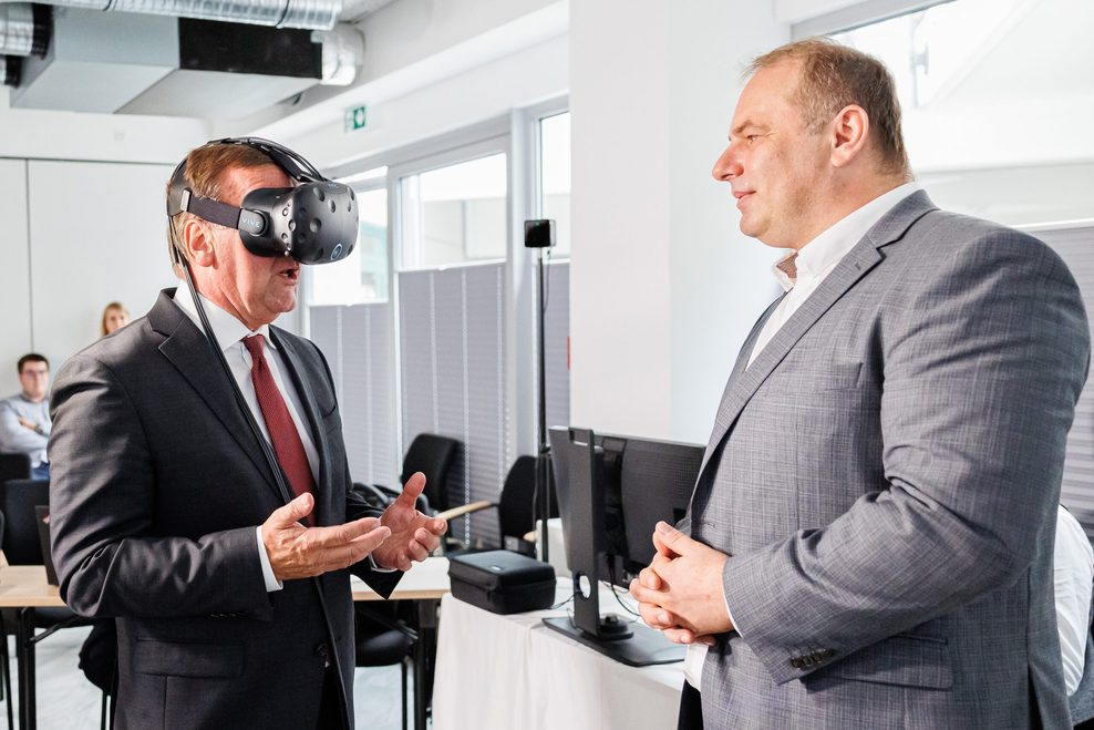 Boris Pistorius testet VR-Brille.