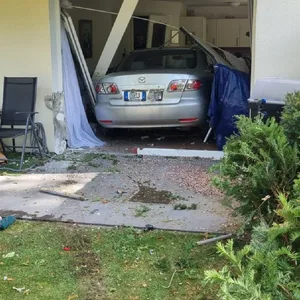Der Mazda krachte in das Wohnzimmer eines Seniorenheims und erfasset dort eine 91-Jährige in ihrem Sessel.