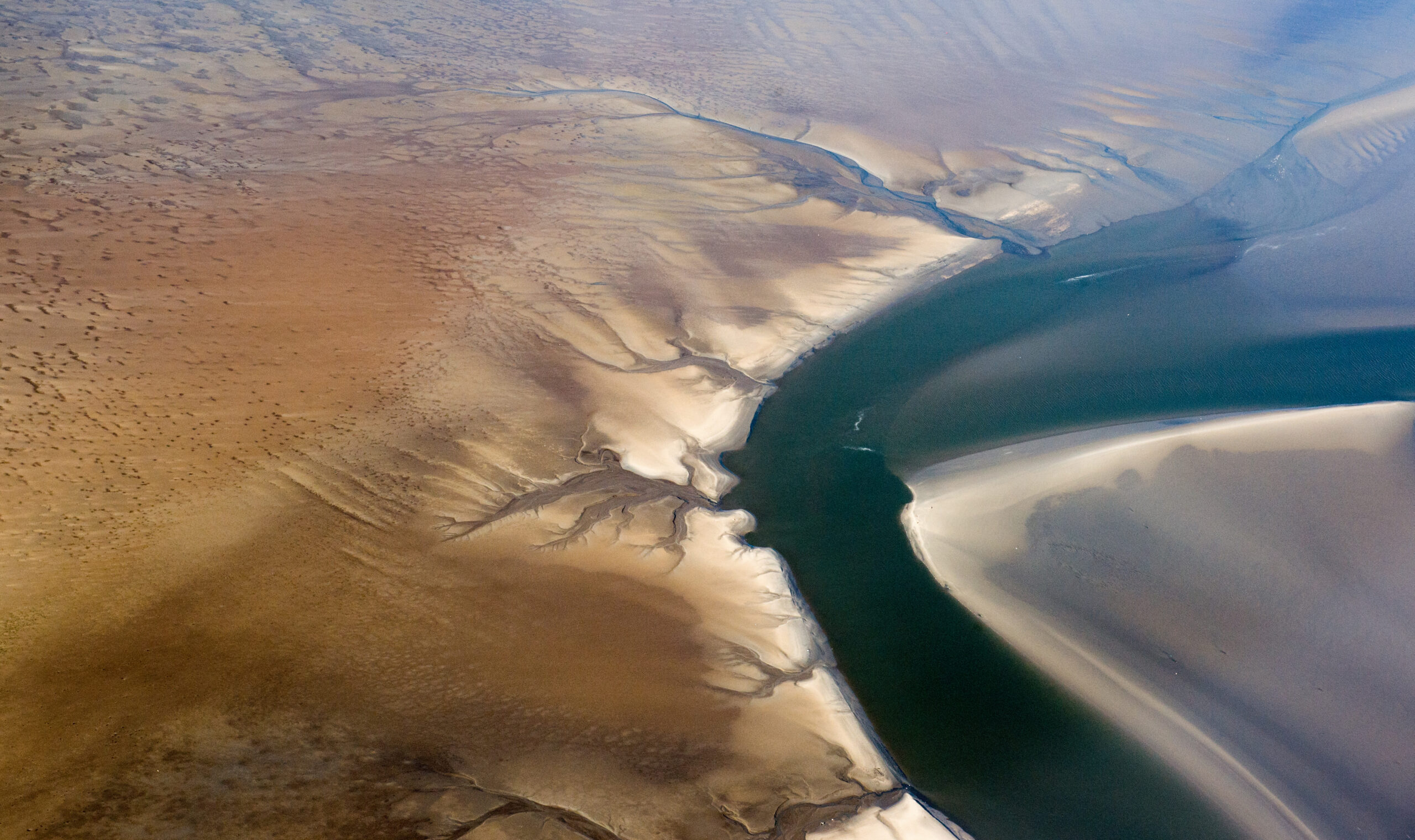 Überirdisch schön: Von oben betrachtet könnte das Wattenmeer ein fremder Planet sein.