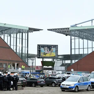 Am Sonntag wird die Polizei in erhöhter Zahl am Millerntor zugegen sein (Archivbild).