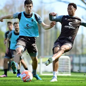 Igor Matanovic (l.) und Etienne Amenyido Seit an Seit beim St. Pauli-Training