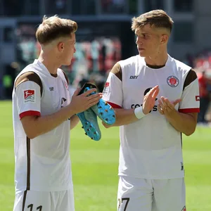 David Otto (M.) drängt bei St. Pauli in die Startelf und auf den Posten neben Johannes Eggestein (l.).
