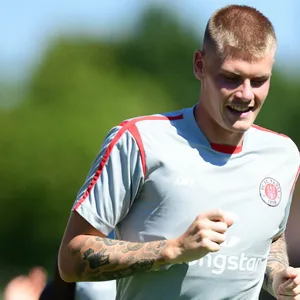 Eric Smith (l./ mit David Nemeth) kehrte bei St. Pauli ins Training zurück (Foto von Mittwoch).