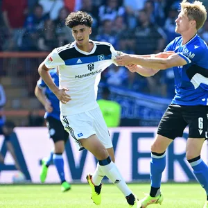 Omar Megeed (l.) bei seiner Zweitliga-Taufe in Bielefeld