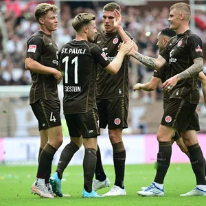 Profis des FC St. Pauli jubeln