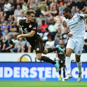 Johannes Eggestein köpft zum 2:0 für St. Pauli ein