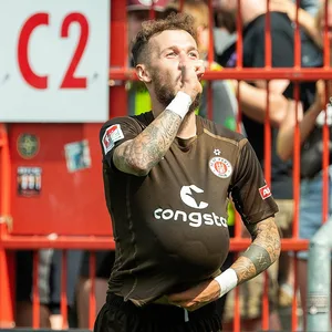 Marcel Hartel bejubelte seinen Treffer mit einer Baby-Ankündigung.