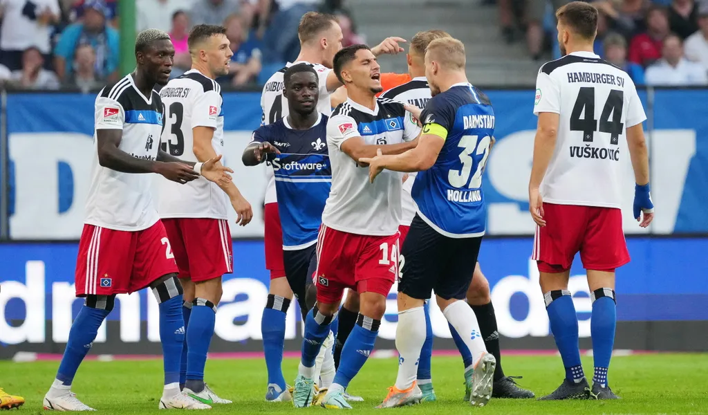 Viel Aufregung, viele Emotionen, viele Karten – bei Spiel des HSV gegen Darmstadt ging es zur Sache.