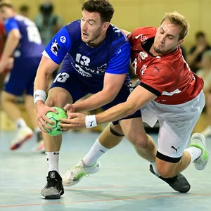 Hamburgs Kreisläufer Niklas Weller (r.) im Kampf um den Ball mit Joshua Thiele vom VfL Potsdam.