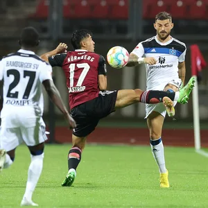 HSV-Profi Tim Leibold (r.) feierte in Nürnberg sein Startelf-Comeback