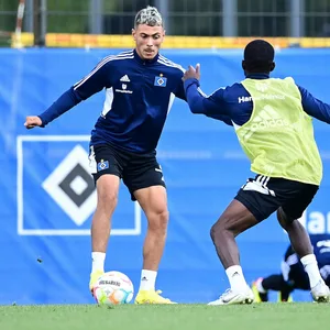 William Mikelbrencis (l.) beim HSV-Training mit Landsmann Jean-Luc Dompé