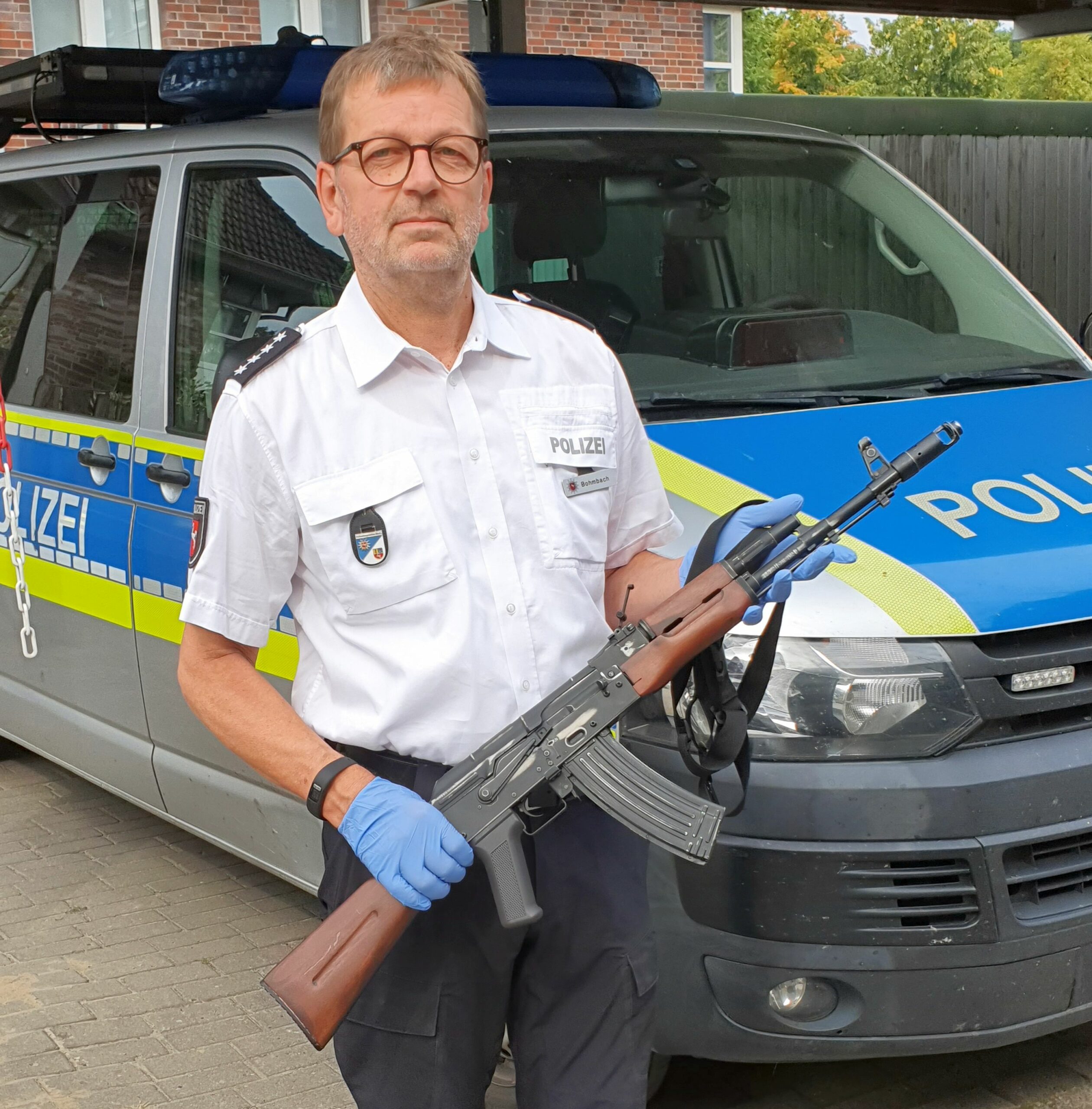 Polizeisprecher Rainer Bohmbach mit dem sichergestellten Sturmgewehr