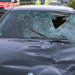 Die Windschutzscheibe eines Autos ist völlig zerstört