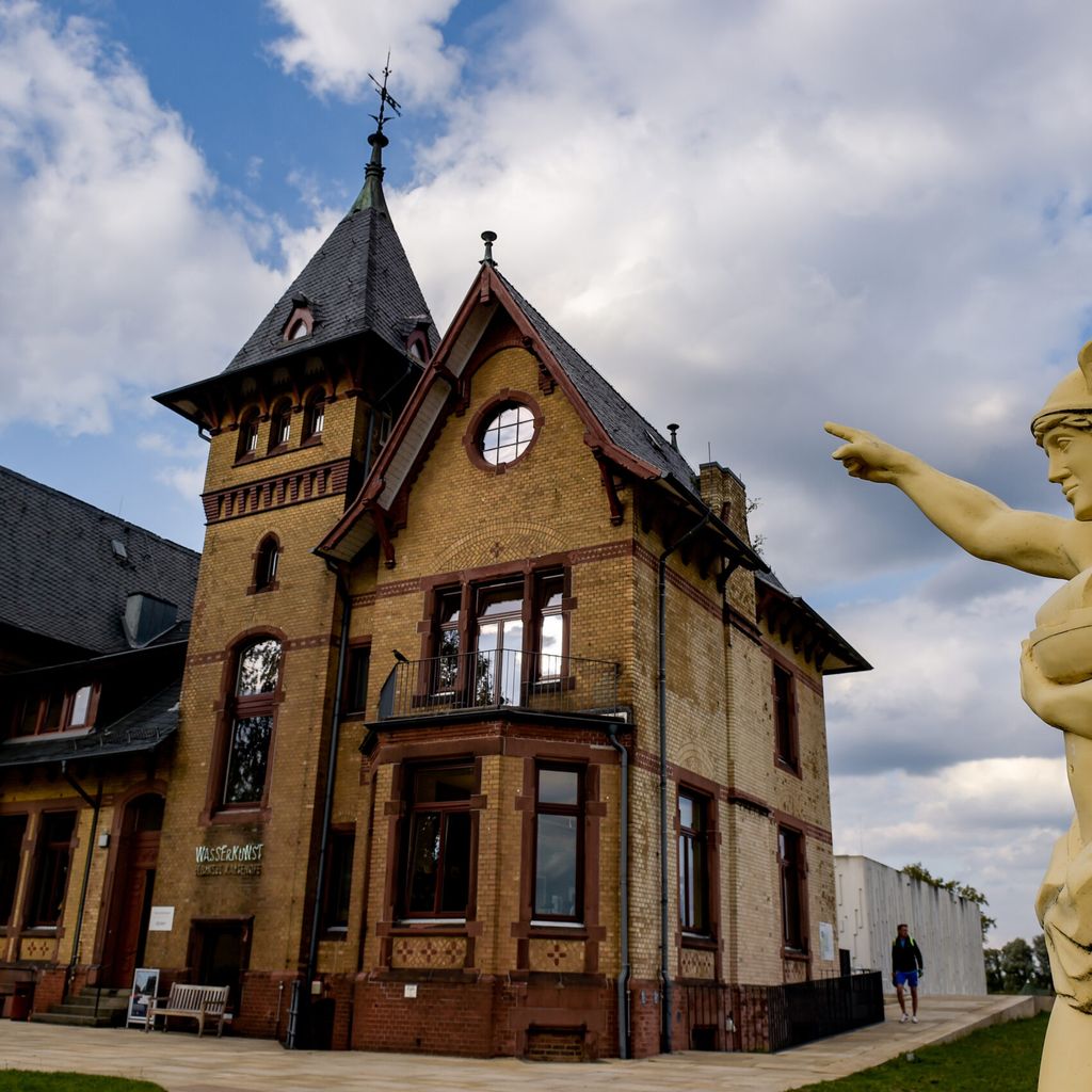 Wolken ziehen über einer Skulptur des Götterboten Hermes hinweg die neben dem Museum in der historischen Villa auf der Elbinsel Kaltenhofe steht. (Archivfoto)