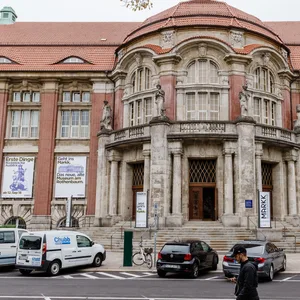 Blick auf das ehemalige Völkerkundemuseum, das jetzt Museum am Rothenbaum Kulturen und Künste der Welt (MARKK) heißt.