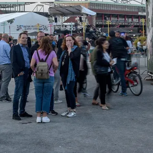 Besucher des Reeperbahnfestivals betreten das Festival Village.