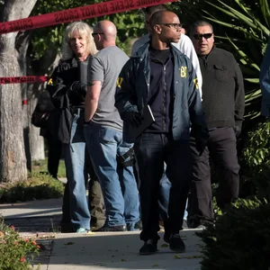 FBI-Ermittler stehen vor dem Haus des identifizierten Schützen Ian David Long.