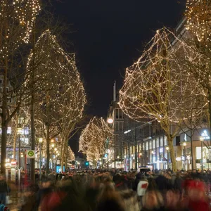 Helle, festliche Lichter: So kennen Hamburger:innen die Mönckebergstraße zur Weihnachtszeit. (Archivbild)