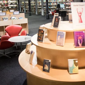 Blick in eine Abteilung der Zentralbibliothek der Bücherhallen Hamburg am Hühnerposten.