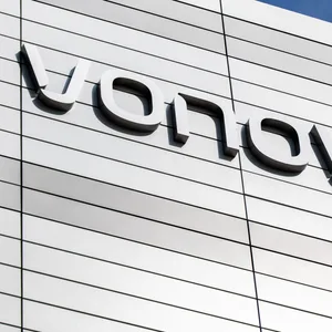 Der Schriftzug des Wohnungsunternehmens „Vonovia“ hängt an der Firmenzentrale.