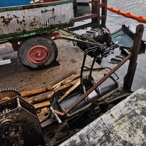 Traktor wird im Gewässer vor Schaprode.