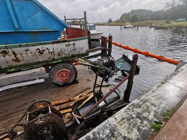 Traktor wird im Gewässer vor Schaprode.