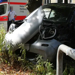 Der Smart überschlug sich bei einem Unfall. Der Fahrer wurde dabei verletzt.