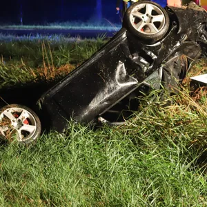 Im Norden: Porsche übersclägt sich – Fahrer verletzt