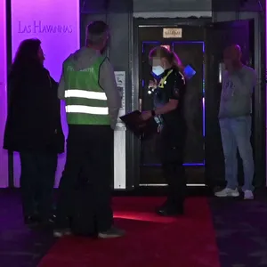 Einsatzkräfte vor dem Shisha-Laden in Neu Wulmstorf bei Hamburg.