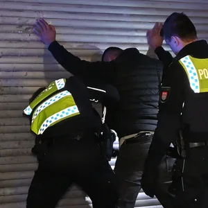 Die Polizei nahm nach der Schlägerei drei Männer fest.