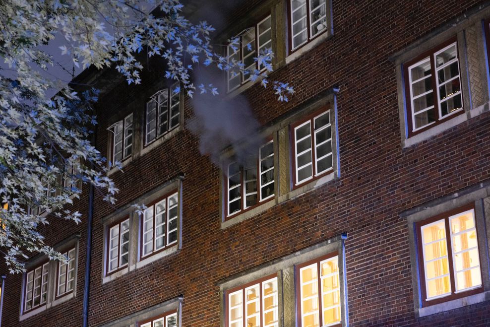 Aus einem Fenster der Wohnanlage an der Kielortsallee dringt schwarzer Rauch.