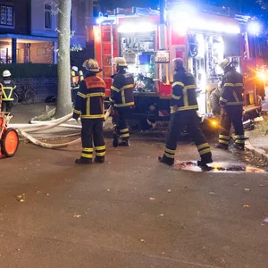 Die Feuerwehr arbeitet am Einsatzort.
