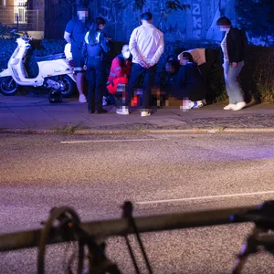 Einsatzkräfte kümmern sich am Unfallort um die Verletzten.