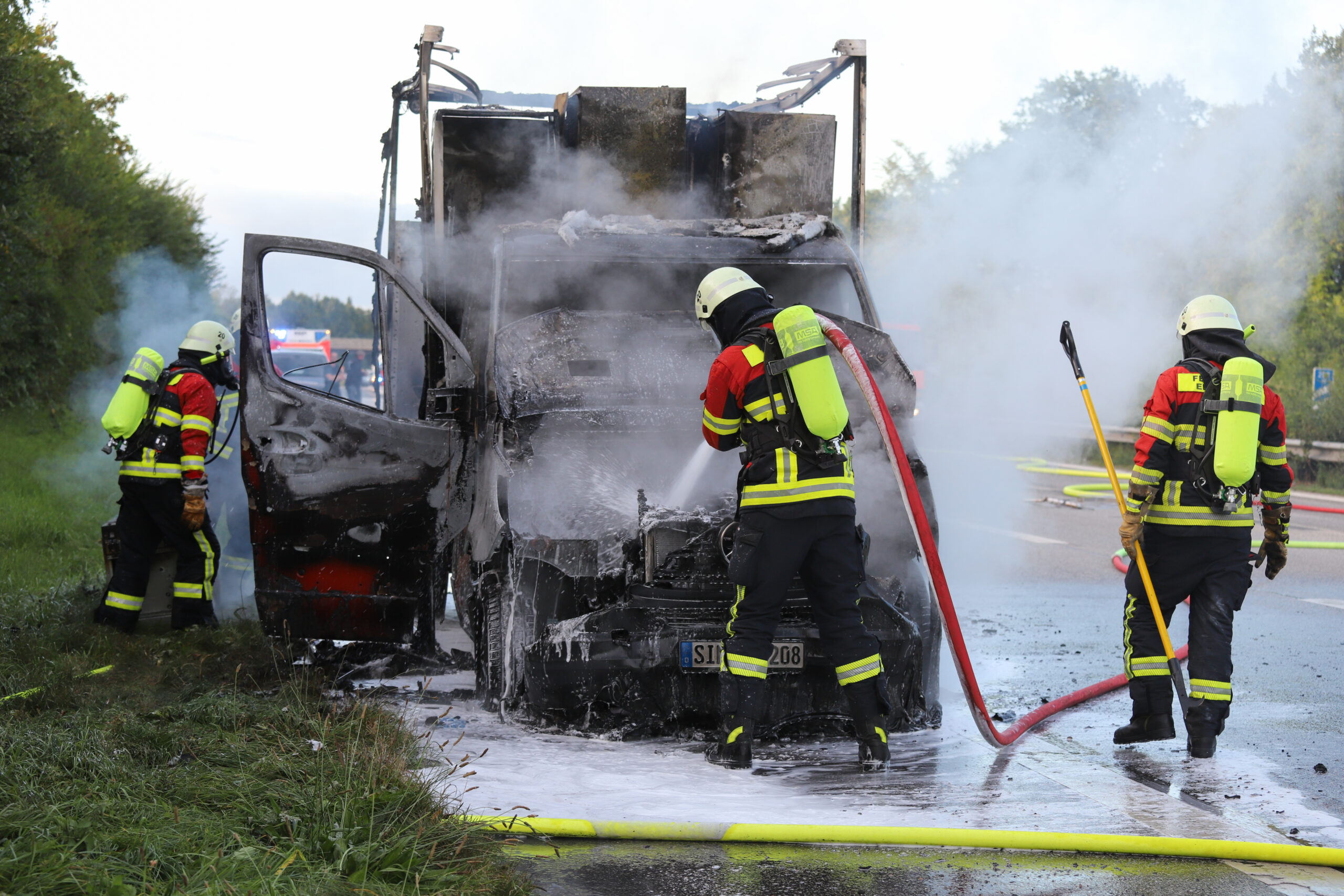 Transporter brennt auf autobahn bei Hamburg – A23 gesperrt