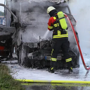 Transporter brennt auf autobahn bei Hamburg – A23 gesperrt