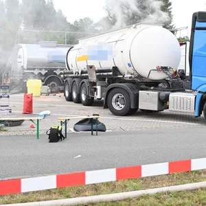 Großeinsatz auf A1 – Lkw verliert hochgiftige Salzsäure