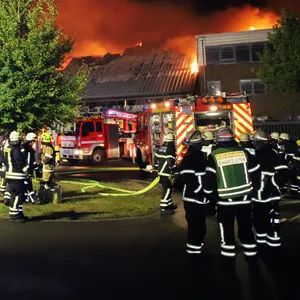 In Schenefeld brennt die Halle einer Baumschule.